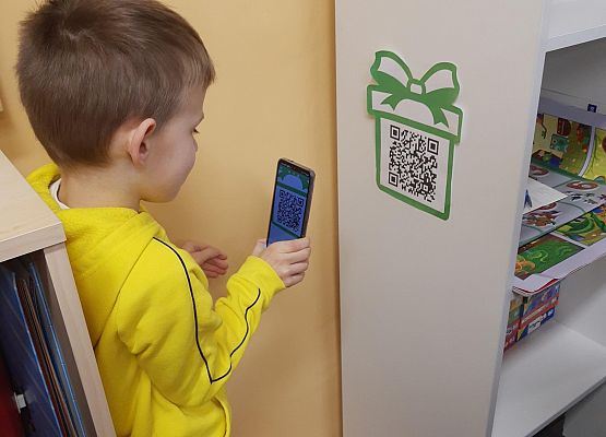Uczeń skanuje kod Qr