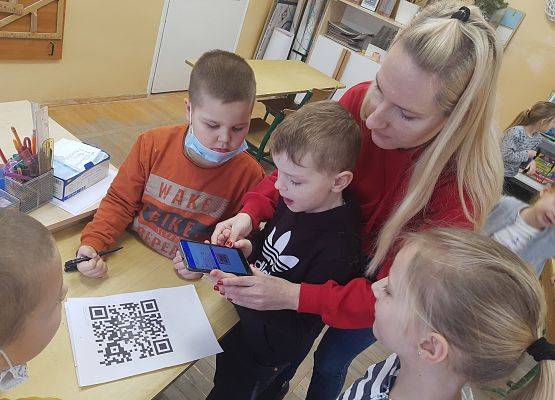 Uczeń skanuje kod Qr