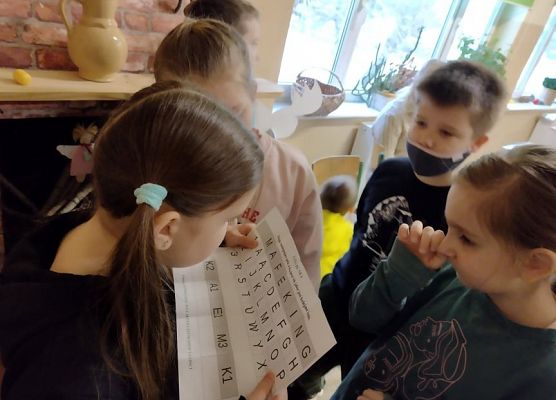 Uczennica czyta zadania do wykonania