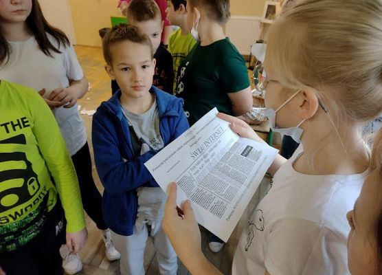 Uczennica odczytuje zadanie do wykonania