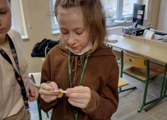 Uczennica odczytuje zadanie do wykonania