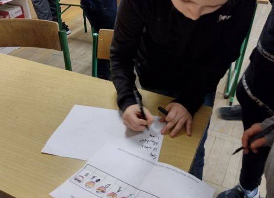 Uczennica zapisuje hasło