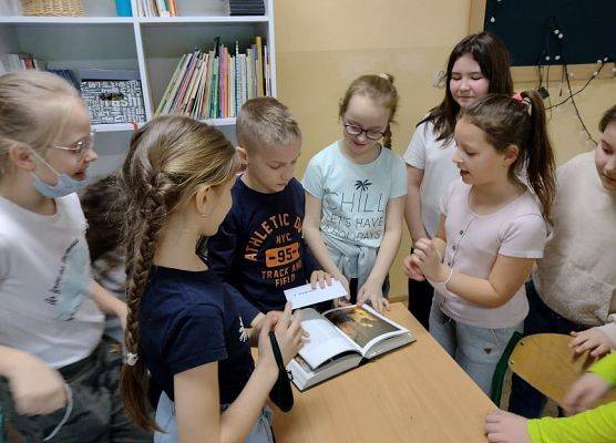 Uczniowie odczytują zadanie do wykonania