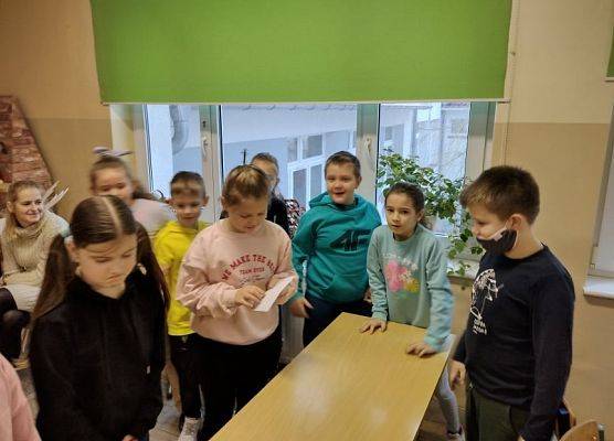 Uczniowie odczytują zadania do wykonania