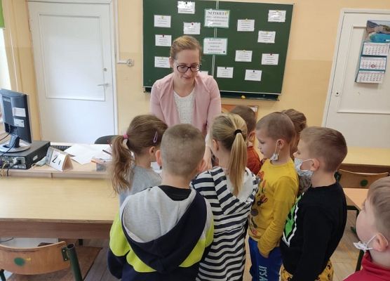 Uczniowie otrzymują pierwsze wskazówki