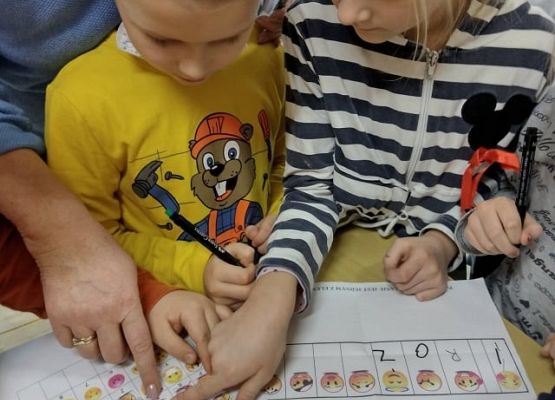 Uczniowie rozwiązują zadanie