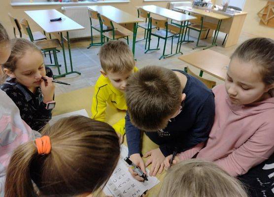 Uczniowie rozwiązują zadanie