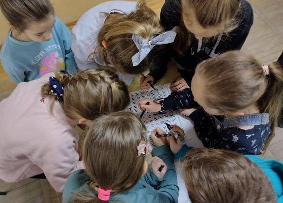 Uczniowie rozwiązują zadanie