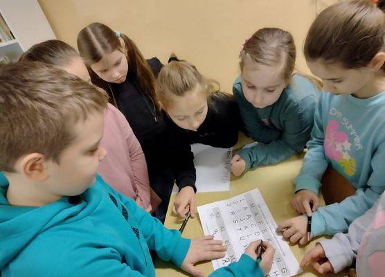 Uczniowie rozwiązują zadanie