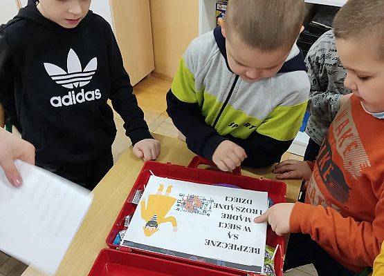 Uczniowie sprawdzają poprawność hasła