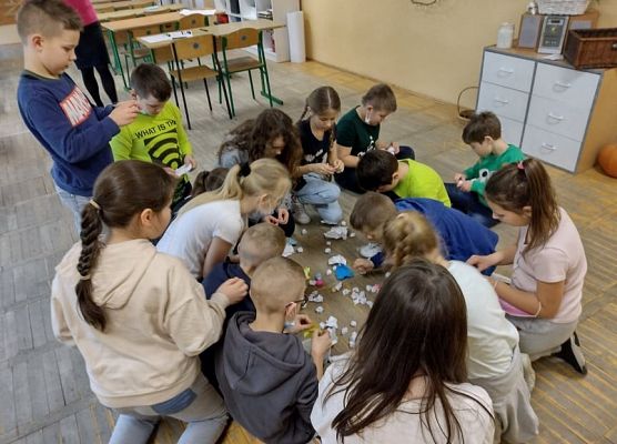 Uczniowie szukają wskazówki