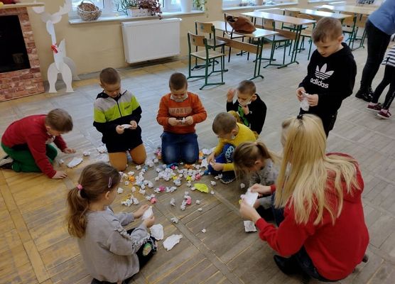 Uczniowie szukają wskazówki