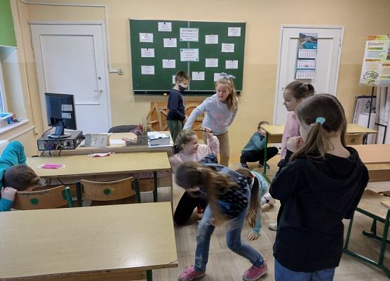 Uczniowie szukają wskazówki