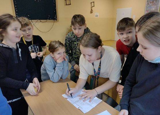 Uczniowie wykonują zadanie