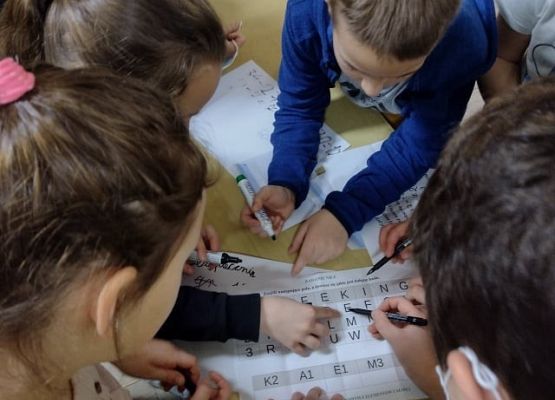 Uczniowie wykonują zadanie