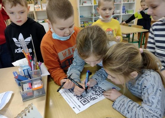 Uczniowie wykonują zadanie