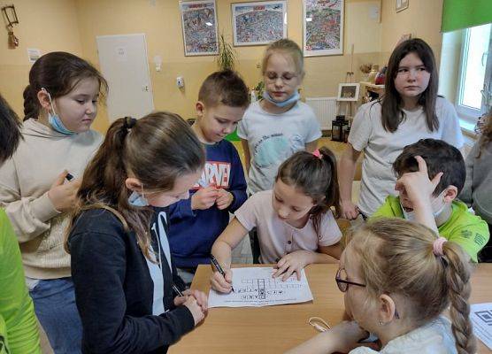 Uczniowie wykonują zadanie