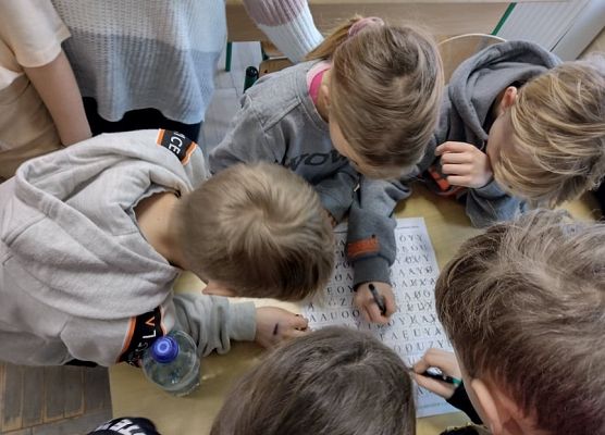 Uczniowie wykonują zadanie