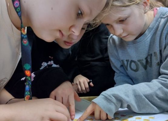 Uczniowie wykonują zadanie