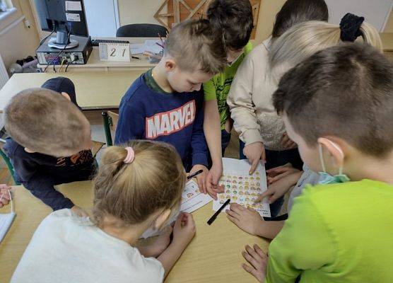 Uczniowie wykonują zadanie