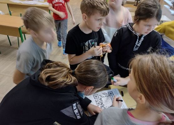 Uczniowie wykonują zadanie