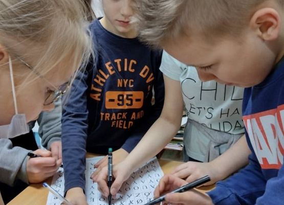 Uczniowie wykonują zadanie