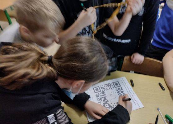 Uczniowie wykonują zadanie