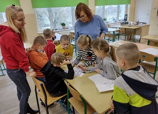 Uczniowie wykonują zadanie