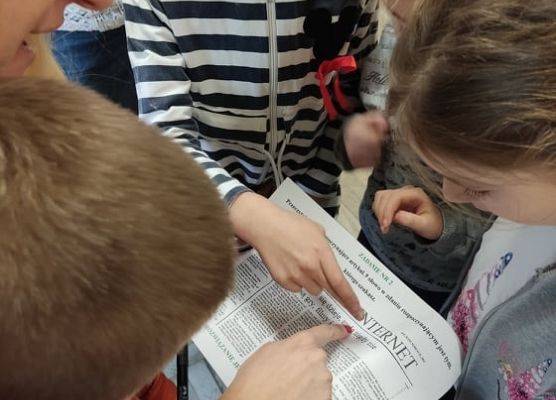 Uczniowie wykonują zadanie