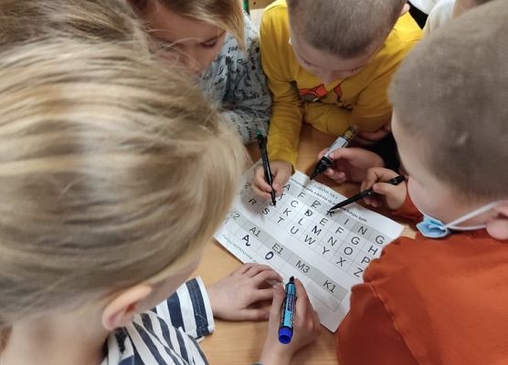 Uczniowie wykonują zadanie