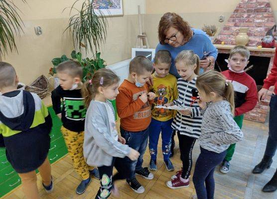 Uczniowie odczytują zadanie do wykonania