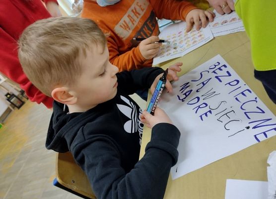 Chłopiec zapisuje hasło