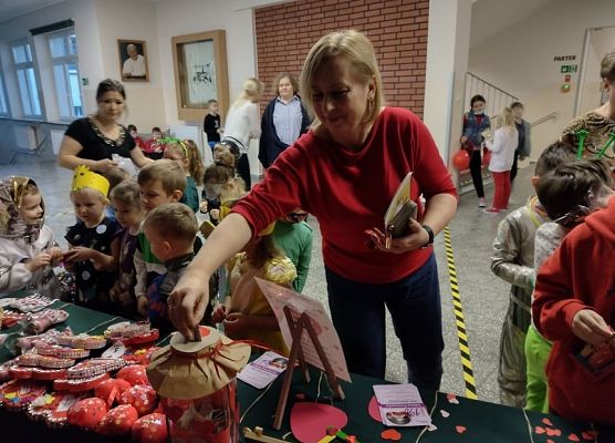 Nauczycielka podczas kiermaszu