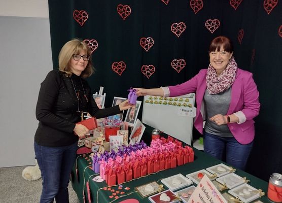 Pani dyrektor i nauczycielka podczas kiermaszu