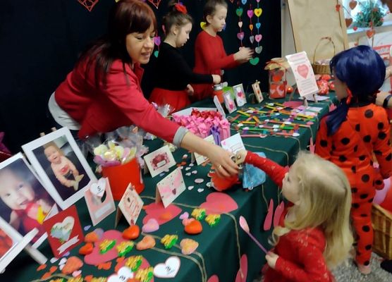 Uczniowie biorący udział w kiermaszu