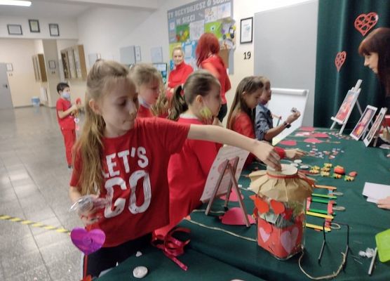 Uczniowie biorący udział w kiermaszu