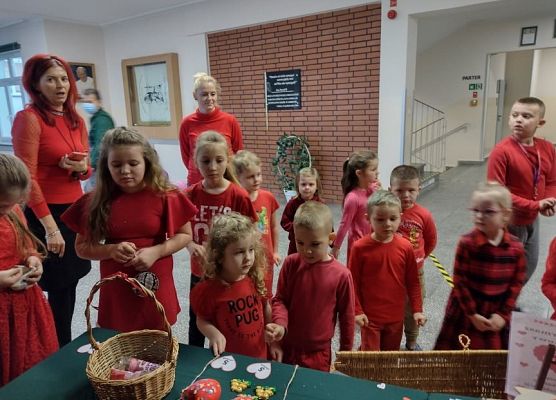 Uczniowie biorący udział w kiermaszu