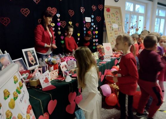 Uczniowie biorący udział w kiermaszu