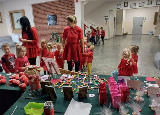 Uczniowie biorący udział w kiermaszu