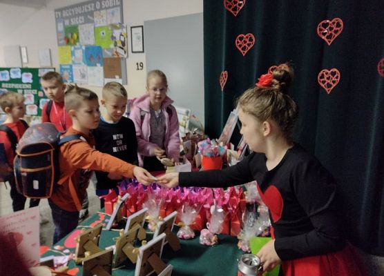 Uczniowie biorący udział w kiermaszu