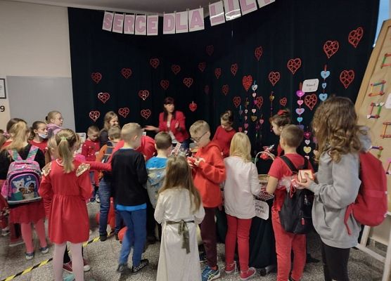 Uczniowie biorący udział w kiermaszu