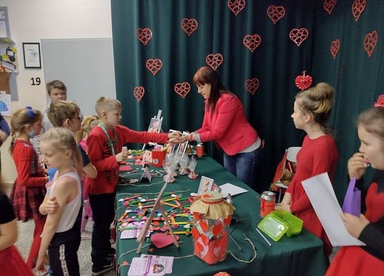 Uczniowie biorący udział w kiermaszu