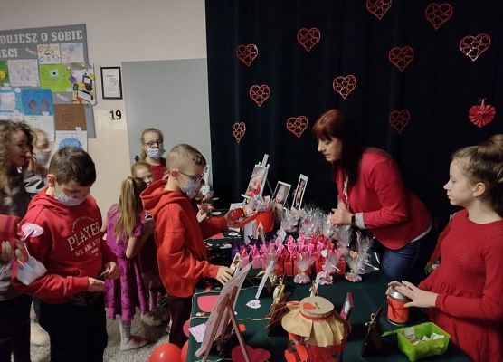 Uczniowie biorący udział w kiermaszu