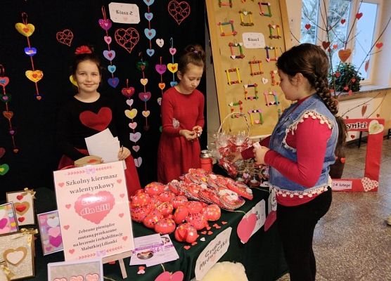 Uczniowie biorący udział w kiermaszu