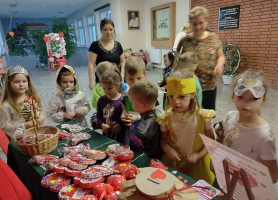 Uczniowie biorący udział w kiermaszu