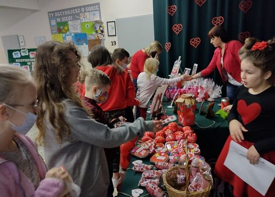 Uczniowie biorący udział w kiermaszu