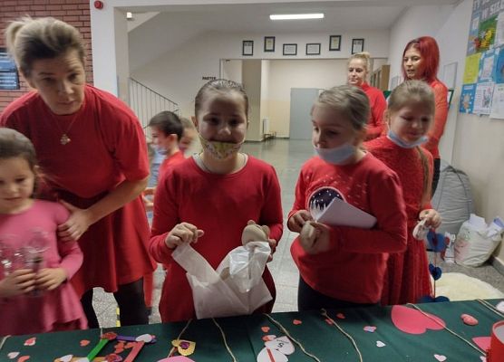 Uczniowie biorący udział w kiermaszu