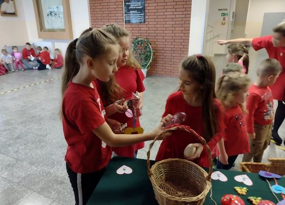 Uczniowie biorący udział w kiermaszu