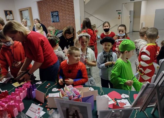 Uczniowie biorący udział w kiermaszu