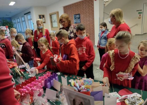 Uczniowie biorący udział w kiermaszu
